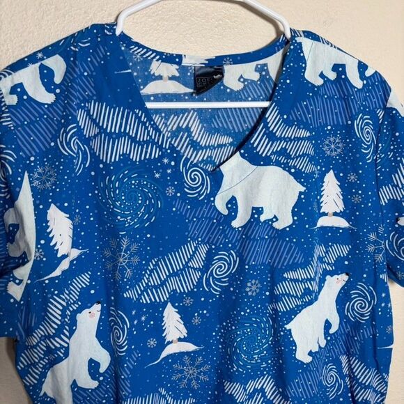 Zoe + Chloe Scrub Top Women's Large Blue Short Sleeve Winter Polar Bear Holiday - Picture 3 of 8